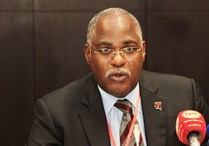 ministro de salud de angola